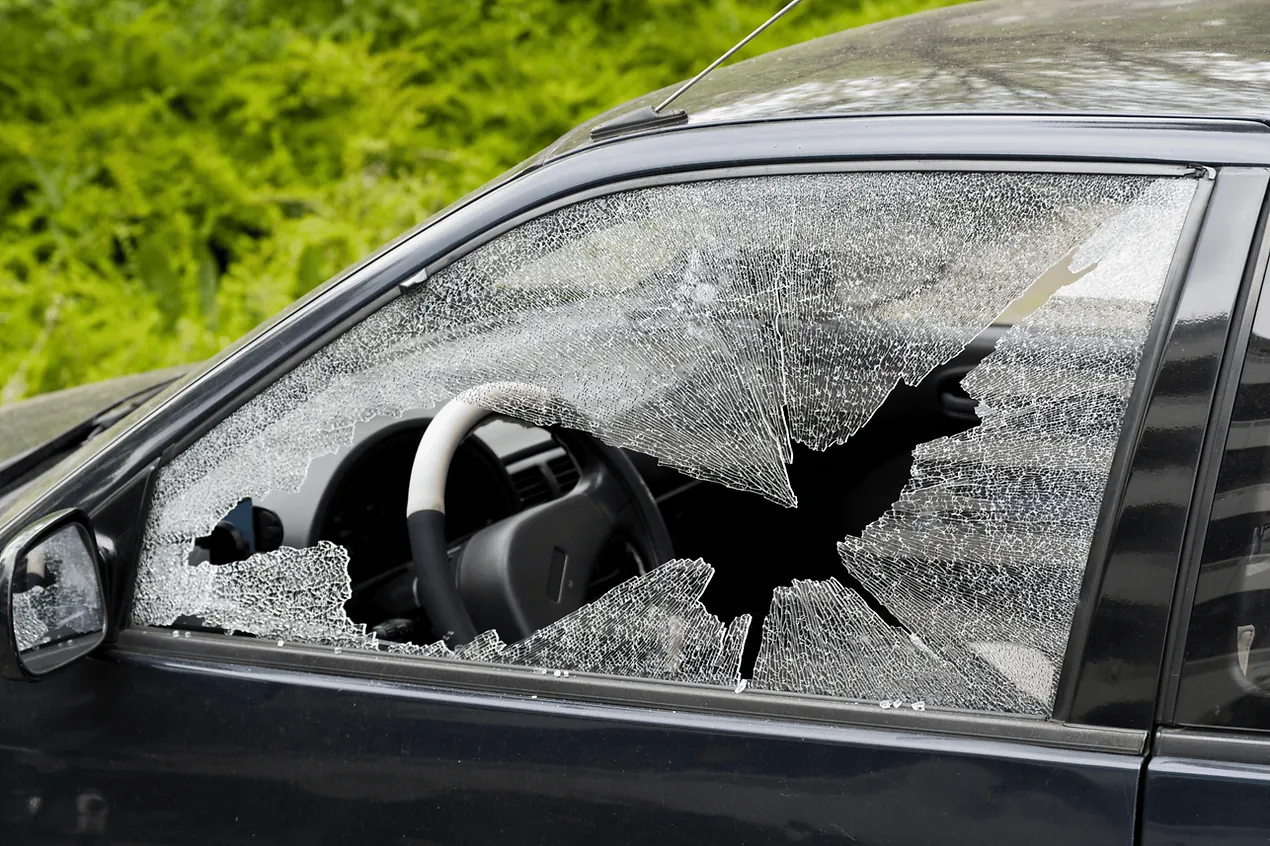 Eingeschlagene Seitenscheibe an einem Auto